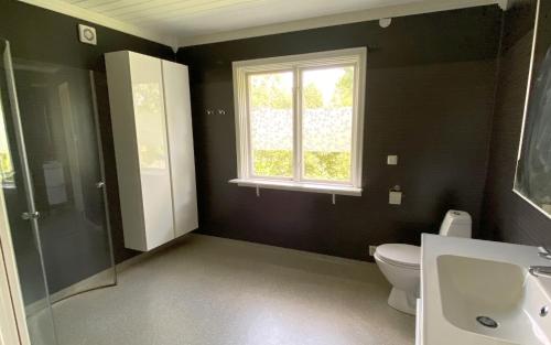 Vonios kambarys apgyvendinimo įstaigoje Säfsen House • Spacious updated home • Close to the slopes!