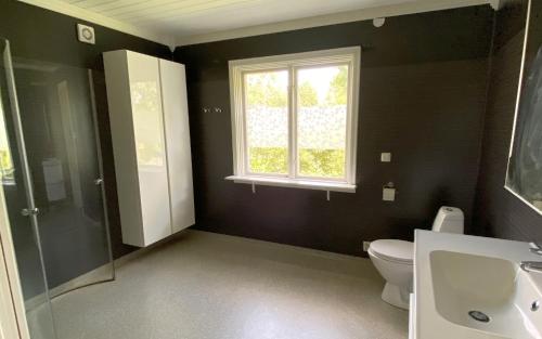 ein Badezimmer mit Toilette und Waschbecken und einem Fenster in der Unterkunft Säfsen House • Spacious updated home • Close to the slopes! in Fredriksberg