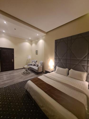 ein Hotelzimmer mit einem großen Bett und einem Sofa in der Unterkunft روز نيري 2 in Khobar
