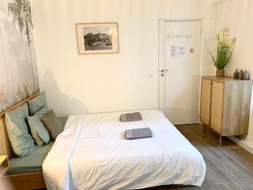 Cama ou camas em um quarto em Cosy Studio in Montorgueil