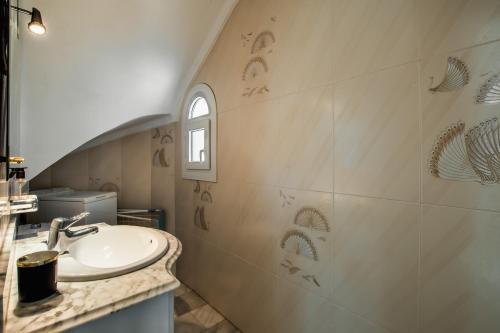 een badkamer met een wastafel en een spiegel bij Los Olivos, Nerja in Nerja