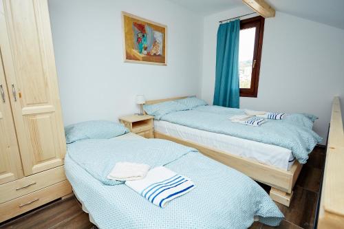 a bedroom with two beds and a window at Apartmani ,,Vasa ,, 1 in Soko Banja