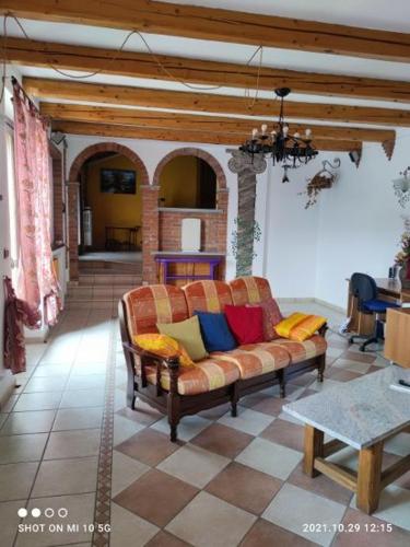 a living room with a couch and a table at Casa Mami LUXURY big Holiday Hause in Sommariva del Bosco