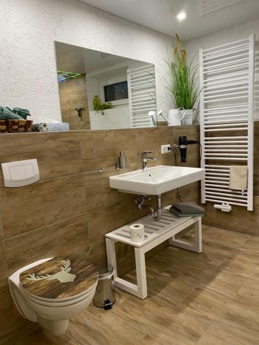 Ένα μπάνιο στο Ferienwohnung Waldrand bei Geyer -Saal an der Donau-