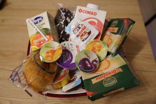 ein Tisch mit einem Teller Essen und Snacks in der Unterkunft IL NIDO L'Aquila in LʼAquila