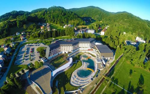 eine Luftansicht eines Resorts in den Bergen in der Unterkunft APARTMANI PETKOVIC in Teslić