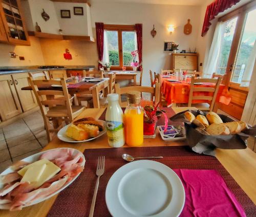 uma mesa com um prato de comida em cima em La Majon de Fohten em Montjovet
