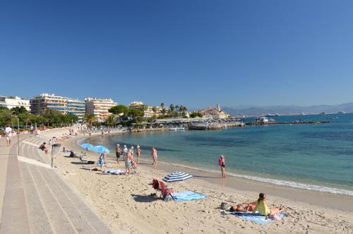 2 pièces climatisé avec balcon dans le vieil Antibes, résidence avec ascenseur