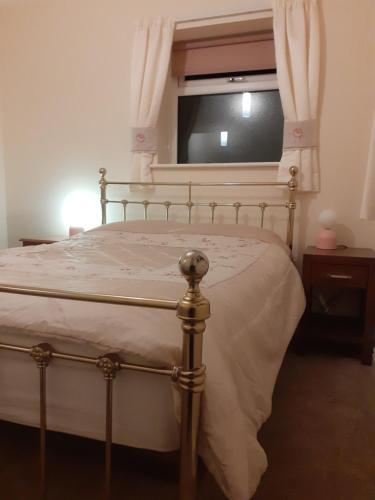 1 dormitorio con 1 cama, ventana y TV en Station Retreat 6B Comberton Terrace en Kidderminster
