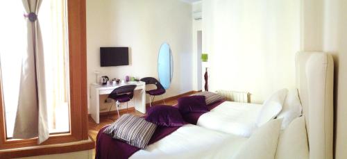 ローマにあるL'Appartamento Romanoのリビングルーム(白いソファ、デスク付)