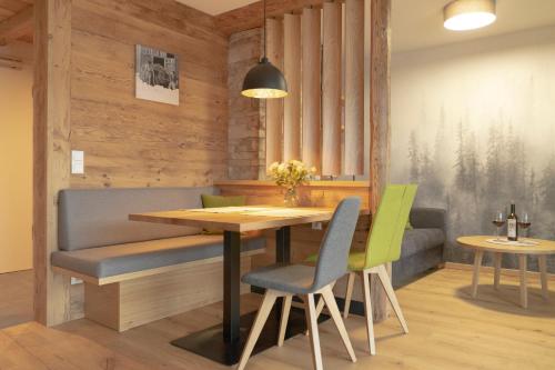 - une salle à manger avec une table et des chaises dans l'établissement Ferienwohnung am Dorfbach, à Rettenberg