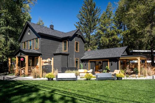 a home with a black house with a yard at The Herwood Inn in Woodstock