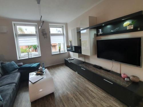 TV a/nebo společenská místnost v ubytování Ferienwohnung ODIN, FREYA & THOR