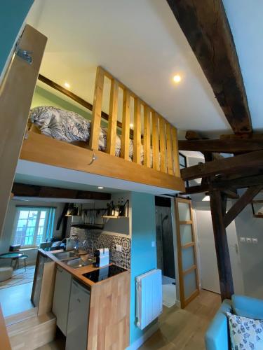 Cette chambre comprend des lits superposés et une cuisine. dans l'établissement Le Donjon : Centre historique, à Dijon