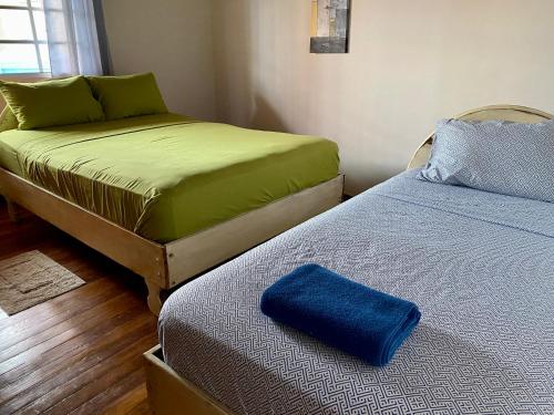Cama o camas de una habitación en Tortugas Brews B&B formerly Cat in The Cup B&B