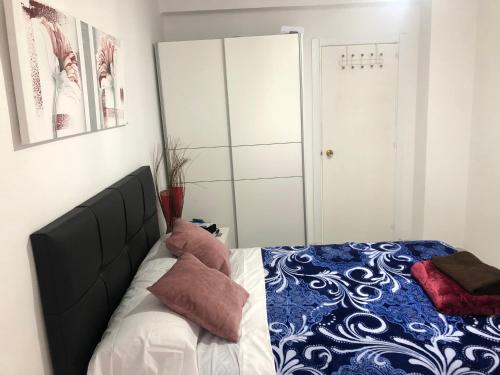 Un pat sau paturi într-o cameră la Hermoso piso/apartamento amueblado patraix Valencia.