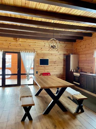 drewniany stół w pokoju z kuchnią w obiekcie Тіні Предків w mieście Pławie