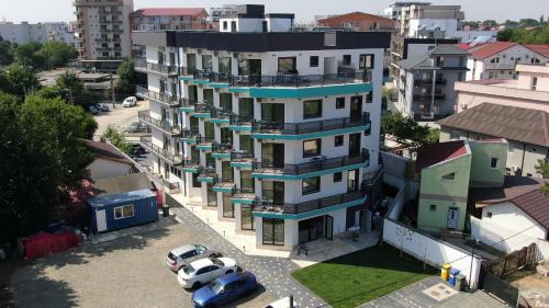 un immeuble d'appartements avec une voiture garée devant lui dans l'établissement NOVUS Hotel, à Eforie Nord