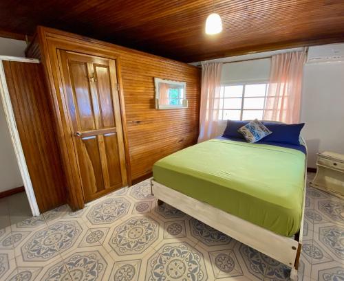 Cama o camas de una habitación en Tortugas Brews B&B formerly Cat in The Cup B&B
