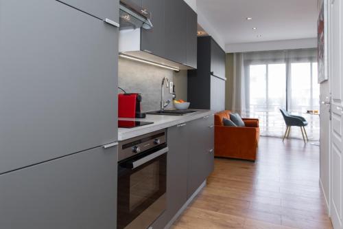 une cuisine avec un évier et une cuisinière four supérieur dans l'établissement Le Classe : Hypercentre, 150m Palais, Climatisation, à Cannes