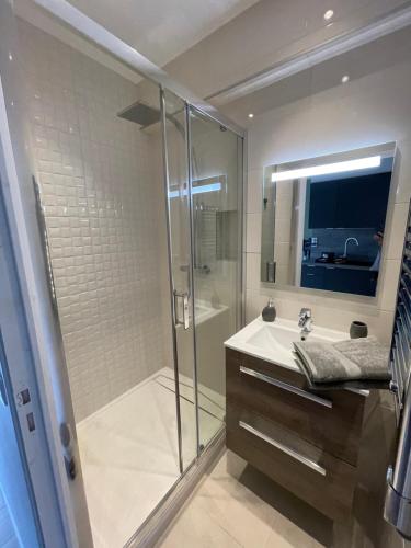 une salle de bain avec une douche, un lavabo et un miroir dans l'établissement Le Classe : Hypercentre, 150m Palais, Climatisation, à Cannes