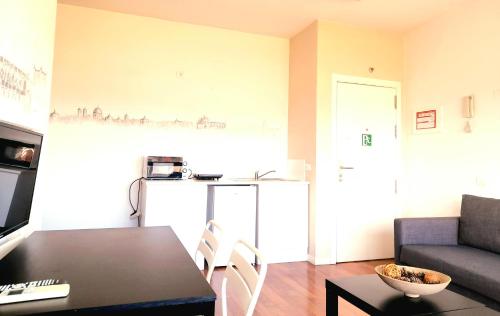 a living room with a table and a couch at TOLETUM low cost LOFTS diáfanos o 2dormitorios PARKING Municipal Gratis al aire libre a 100m in Toledo