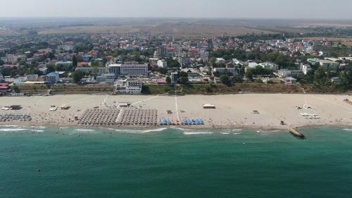 - une vue aérienne sur une plage avec un complexe dans l'établissement NOVUS Hotel, à Eforie Nord