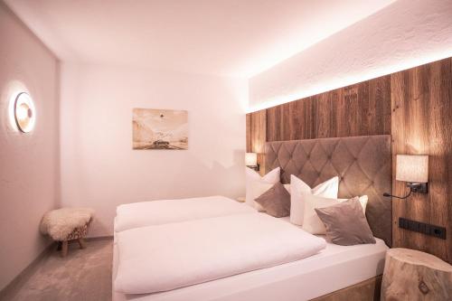 a bedroom with a white bed in a room at Das Elisabeth in Sankt Anton am Arlberg