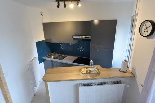 une petite cuisine avec un comptoir et un évier dans l'établissement SUPERBE STUDIO PLEIN CENTRE AVEC PARKING PRIVE, à Brive-la-Gaillarde