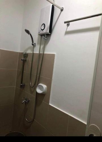 een douche in een badkamer met een douchekop bij FRANK CRIB in Cagayan de Oro