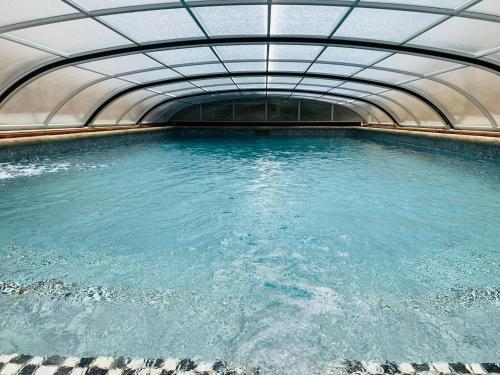 a large pool of water in a tunnel at KURALEMU Casa de Campo in Curacaví