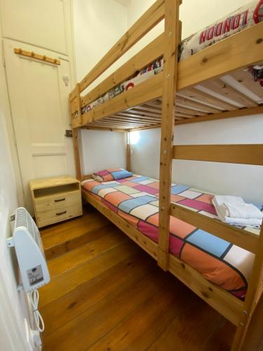 sypialnia z 2 łóżkami piętrowymi i drewnianą podłogą w obiekcie Manjericos House w Lizbonie