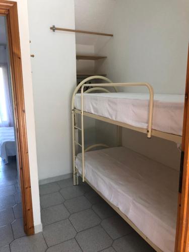 a small room with two bunk beds in it at Centro e Cinta beach free bikes in San Teodoro