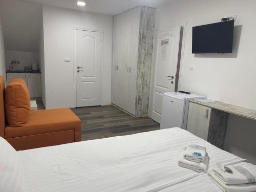 OMIS Roomsにあるテレビまたはエンターテインメントセンター