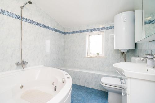 A bathroom at Deluxe Duplex Apartment With Terrace