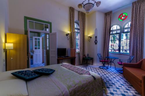 Un pat sau paturi într-o cameră la Jerusalem Garden Home