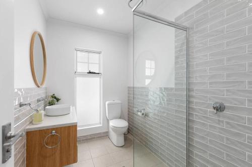 Un baño con inodoro y ducha de cristal. en Foxmount Estate - Astrid, en Mount Gambier