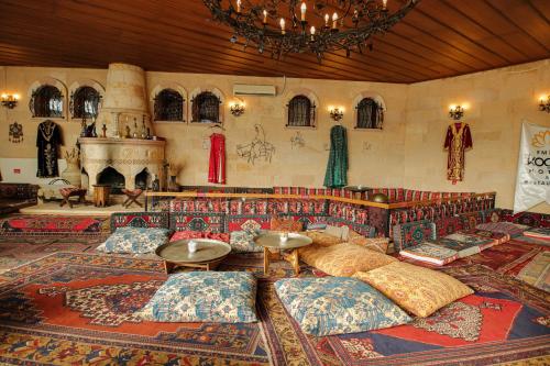 sala de estar con sofá y almohadas en el suelo en Emin Koçak Hotel Kapadokya, en Nevşehir