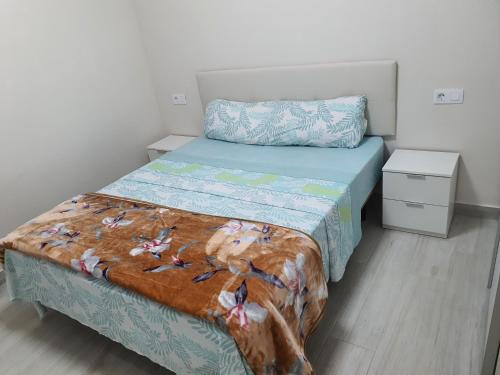 sypialnia z łóżkiem z niebieską kołdrą w obiekcie CASA PARAISO 2 w Corralejo