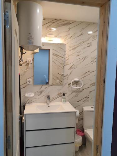 łazienka z umywalką i toaletą w obiekcie CASA PARAISO 2 w Corralejo
