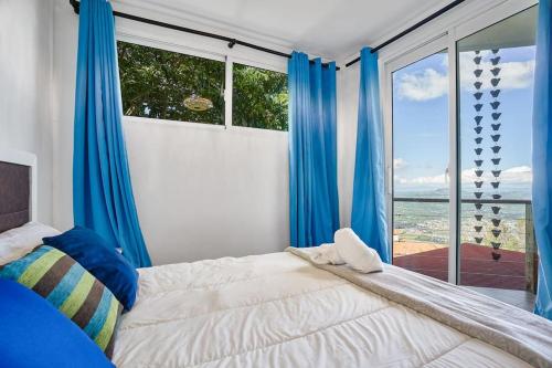 Katil atau katil-katil dalam bilik di Mansion Dubai-Mountain-Jacuzzi-4BR-Jamaca De Dios