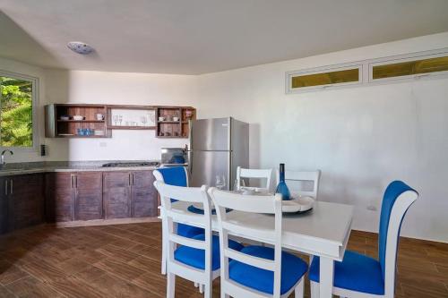Dapur atau dapur kecil di Mansion Dubai-Mountain-Jacuzzi-4BR-Jamaca De Dios