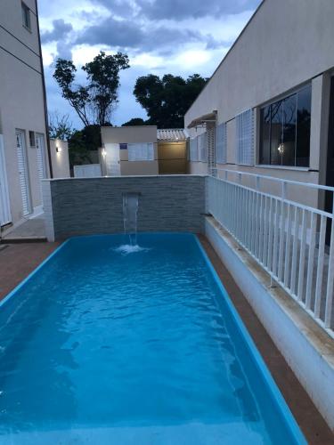 uma piscina com uma fonte na varanda de uma casa em Condomínio Recanto dos Dourados - Casa de Temporada em Três Marias