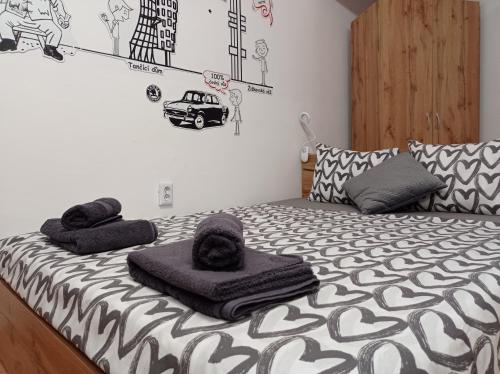 um quarto com uma cama com toalhas em Prague Suite em Burgas