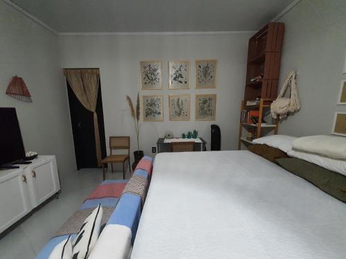 um quarto com uma cama e uma televisão em Tiny Home Garden Bananeiras em Bananeiras