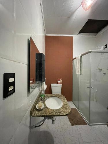 een badkamer met een wastafel en een douche bij Tiny Home Garden Bananeiras in Bananeiras