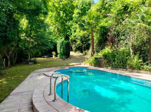 a swimming pool in a yard with trees at Pool House au cœur du Gérès à Rio Caldo in Rio Caldo