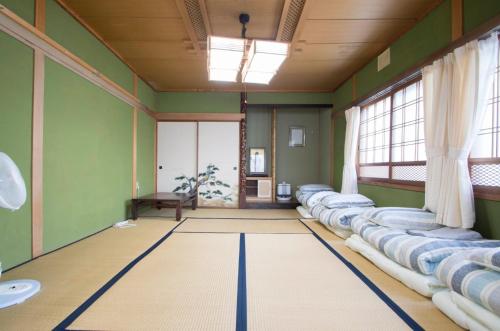 una stanza con una fila di sedie in una stanza di TOMA HOUSE - Vacation STAY 8723 a Sapporo