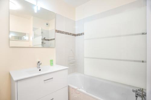 a white bathroom with a sink and a mirror at Disneyland-Paris 6pers,Parking, Wifi, in Serris
