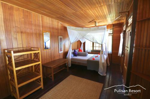 Tempat tidur dalam kamar di Pulisan Resort